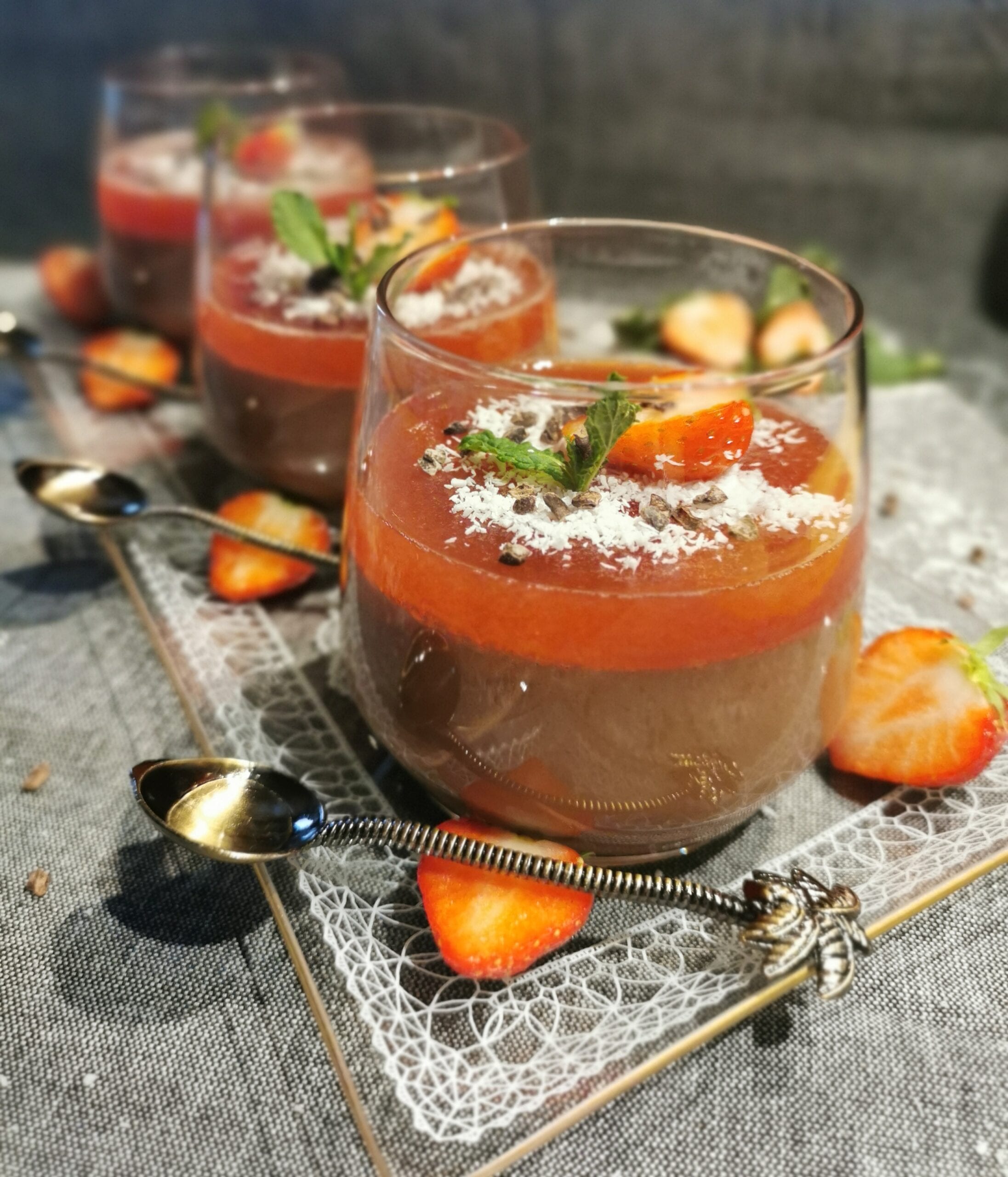 Recept: Chocolade-karnemelk panna cotta met aardbeiengelei