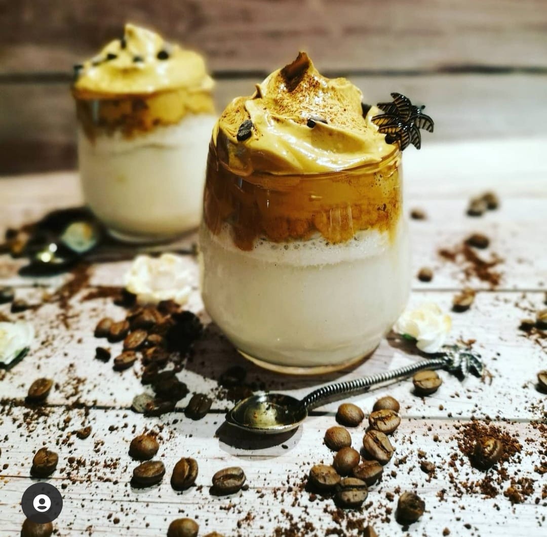 Recept: Romige Dalgona koffie met volle melkpoeder