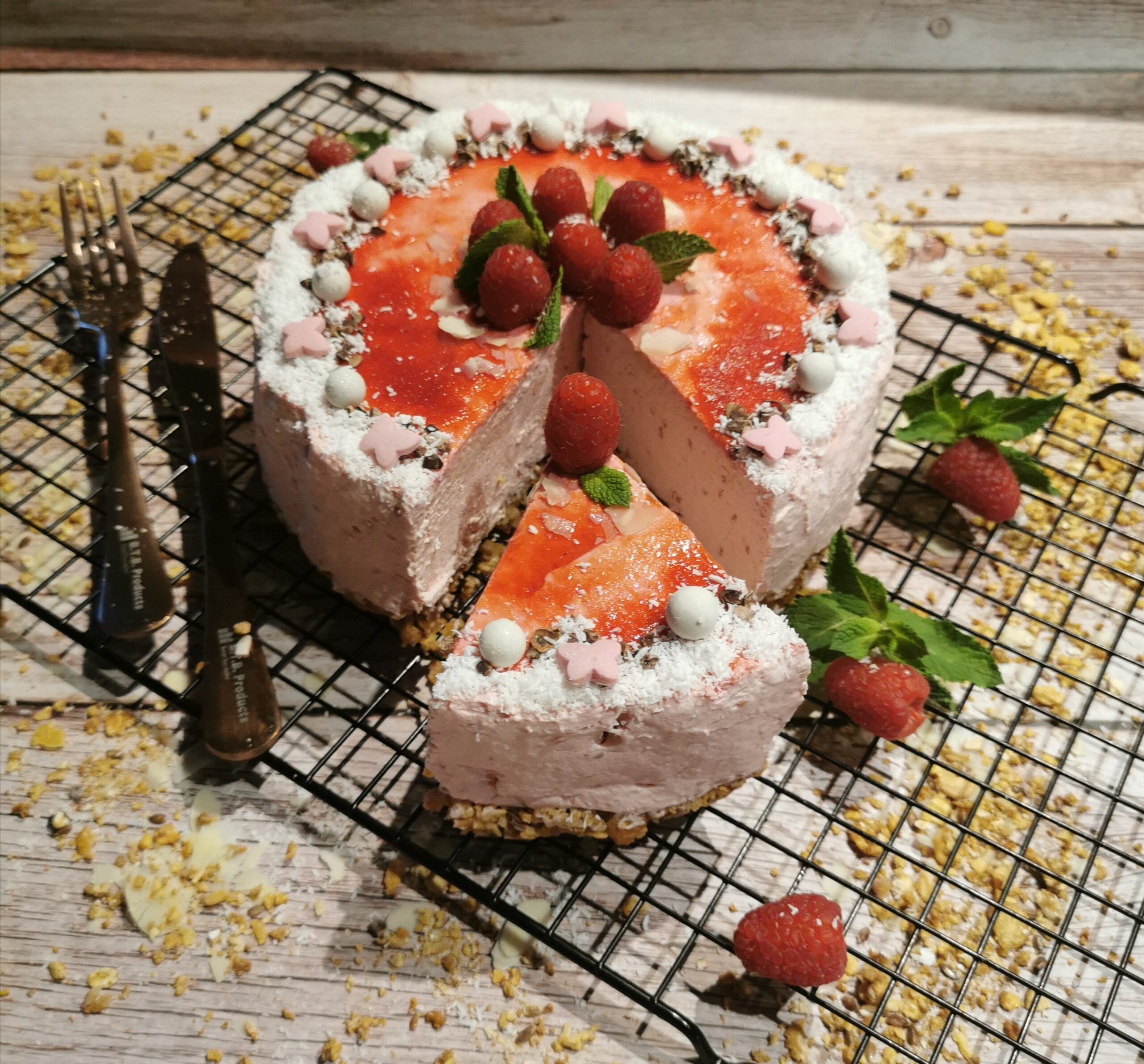 Recept: IJstaart – Frambozen cheesecake met yoghurtpoeder