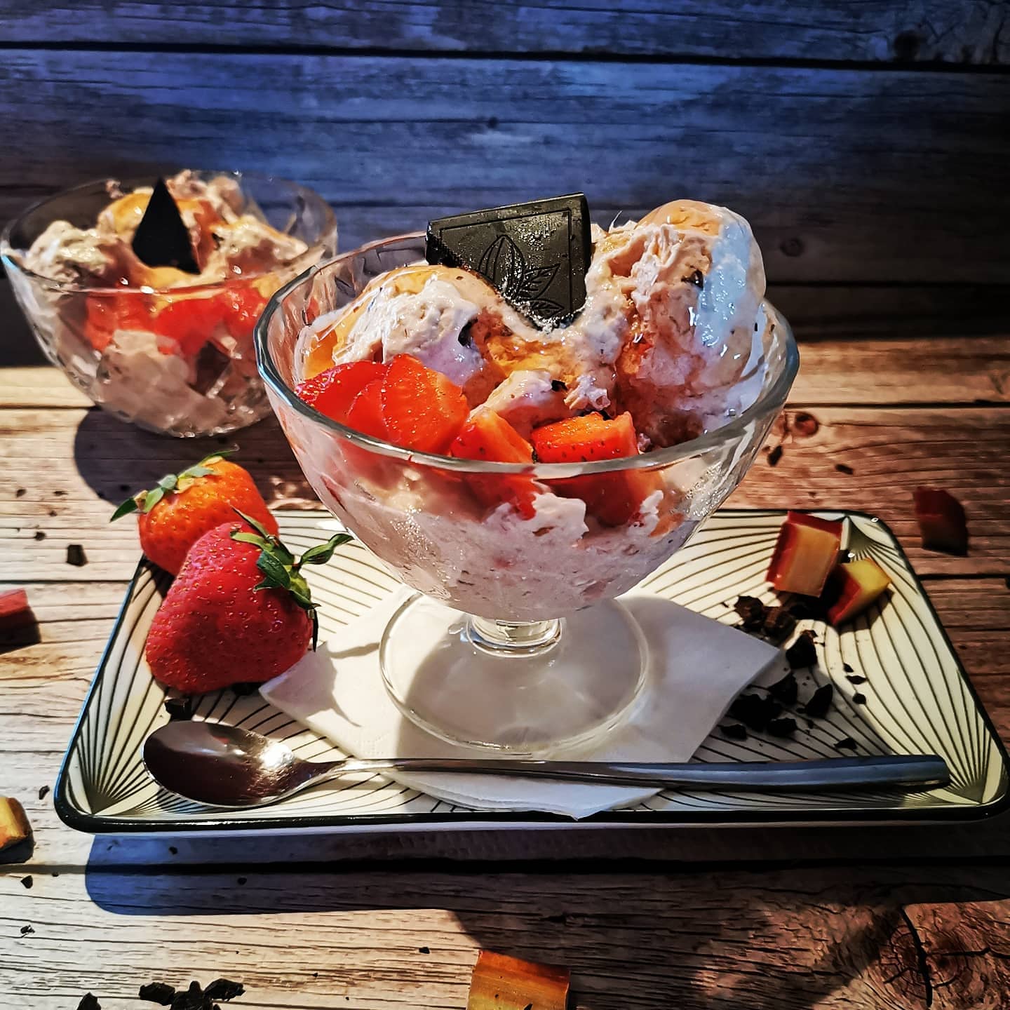 Recept: Karnemelk ijs met rabarber en aardbeien